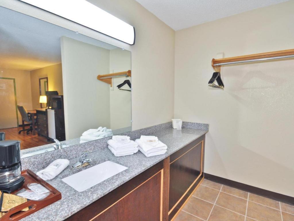 Country Hearth Inn & Suites Marietta Smyrna Exterior photo