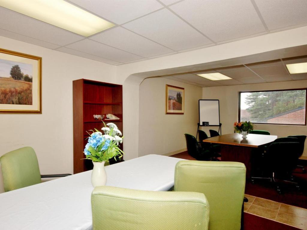 Country Hearth Inn & Suites Marietta Smyrna Exterior photo