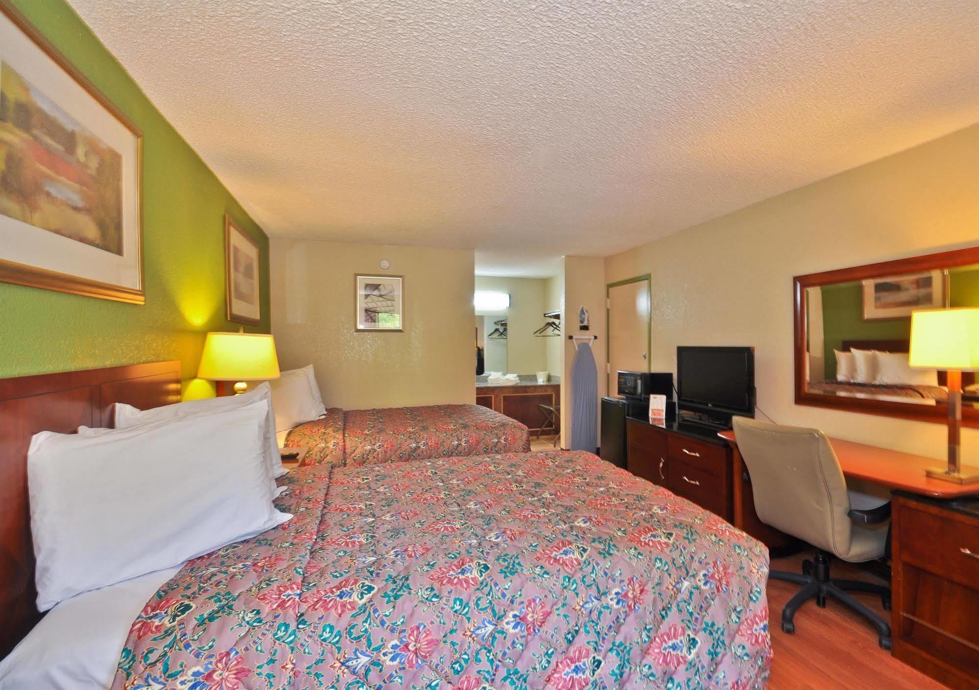 Country Hearth Inn & Suites Marietta Smyrna Exterior photo